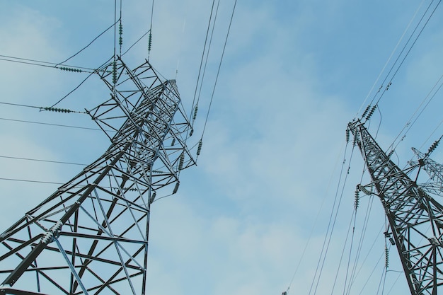 Grandes líneas eléctricas heladas entre el parque nevado de invierno cerca del edificio Vista aérea