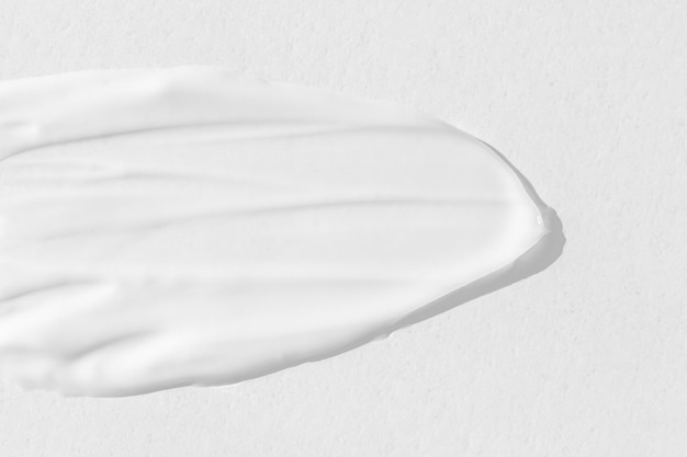 Grandes manchas de crema cosmética blanca La textura del primer plano de la crema