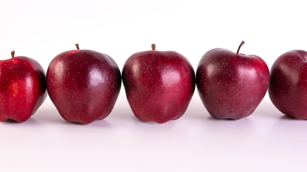 Grandes manzanas rojas frescas sobre fondo blanco.