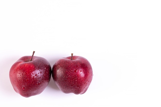 Grandes manzanas rojas frescas sobre fondo blanco.