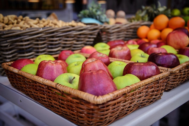 Grandes manzanas rojas y verdes brillantes en una canasta