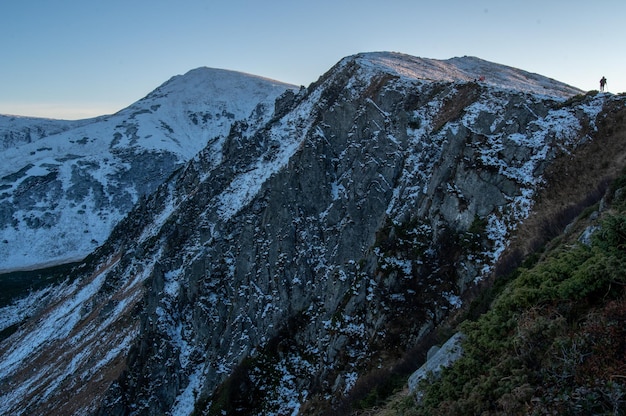Grandes montañas rocosas cubiertas de nieve Montañas contra el cielo Atardecer en las montañas Montañas en Ucrania Paisaje