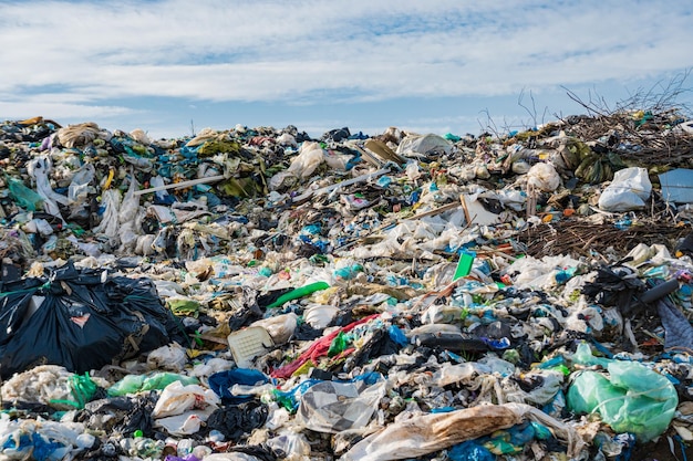 Grandes montanhas de lixo. Lixo doméstico. Uma grande pilha de lixo que não pode ser reciclada