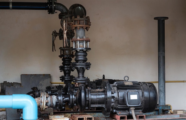 Foto los grandes motores industriales se utilizan para bombear agua para su uso en fábricas u hospitales salas de mantenimiento para grandes motores utilizados en aplicaciones industriales