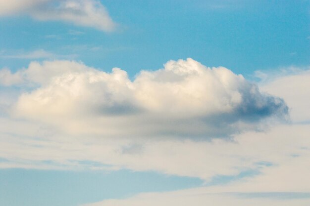 Grandes nubes blancas en un cielo azulxA