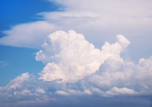 Grandes nubes blancas contra un cielo azul Hermosa luz del día composición del cielo natural luz celestial