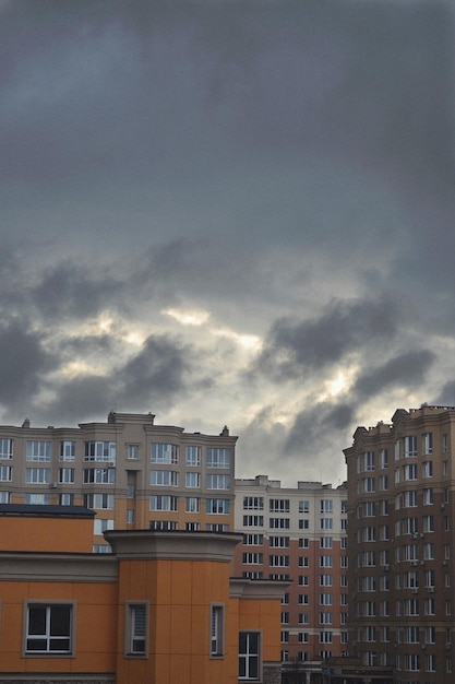 grandes nubes negras sobre la ciudad