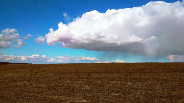 grandes nubes sobre el campo ilimitado