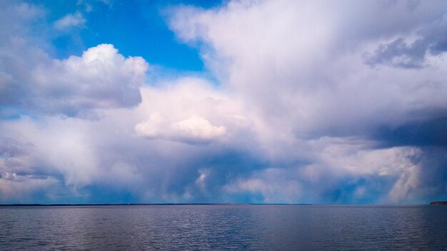 Grandes nubes sobre el río