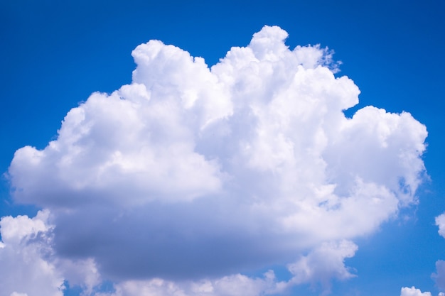 Grandes nuvens brancas contra um céu azul brilhante