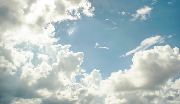 Grandes nuvens no céu em um dia claro à luz do sol durante o dia.