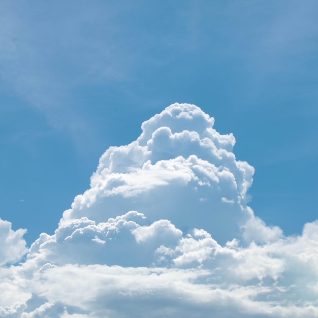 Grandes nuvens no céu em um dia claro à luz do sol durante o dia.