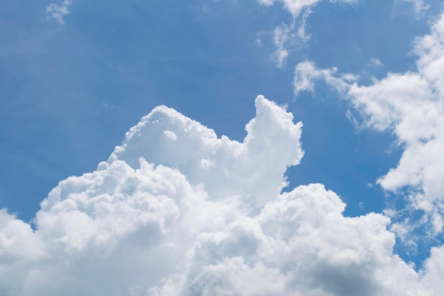 Grandes nuvens no céu em um dia claro à luz do sol durante o dia.