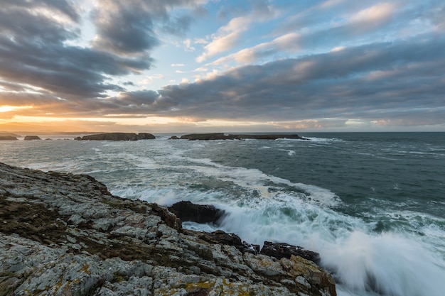 Grandes olas en las costas de Galicia al atardecer en un día de invierno