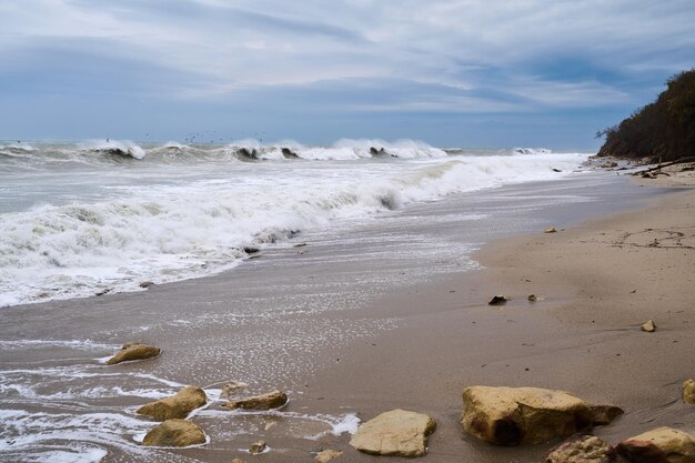 Grandes olas enfurecidas durante una tormenta increíblemente poderosa en el mar Negro