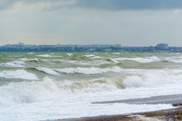 Grandes olas en el Mar Negro. Una tormenta en la costa de Eupatoria. Crimea.