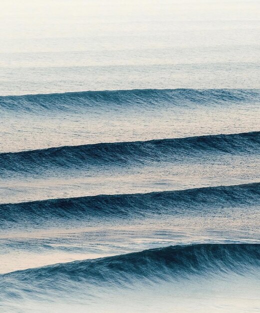 Grandes olas de Paradise Beach en el hermoso paisaje del océano azul