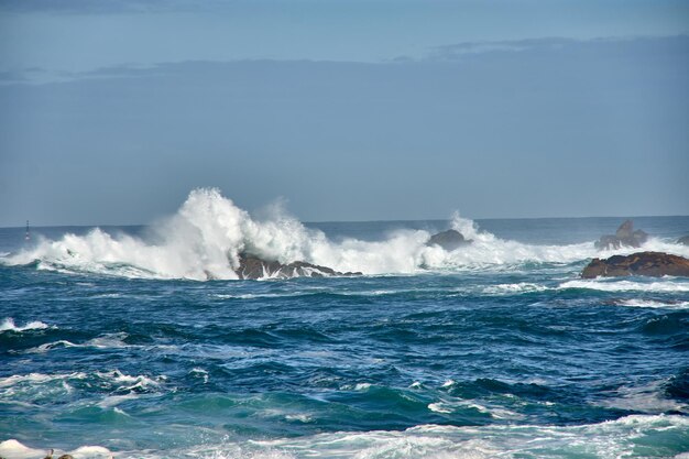 Foto las grandes olas se rompen en el rompeolas de baiona pontevedra españa