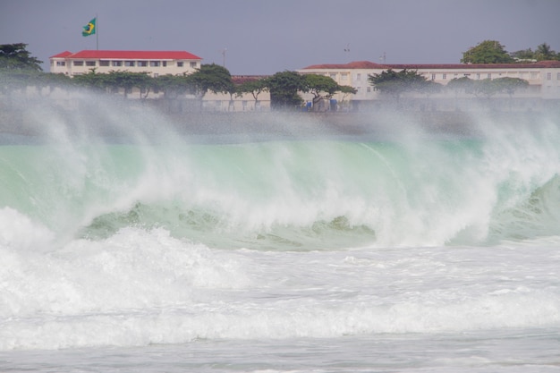 Grandes olas rompiendo en la playa de Copacabana durante un gran oleaje que azotó la ciudad