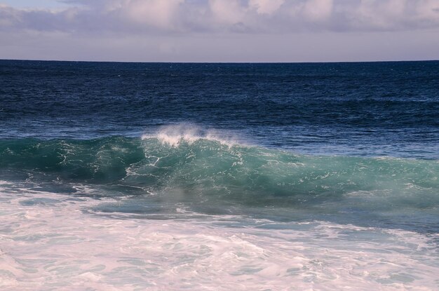 Grandes ondas azuis quebram no Oceano Atlântico