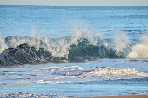 Grandes ondas azuis quebram no Oceano Atlântico