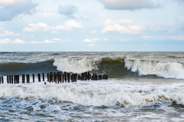 Grandes ondas de tempestade no mar negro, poti, geórgia. panorama