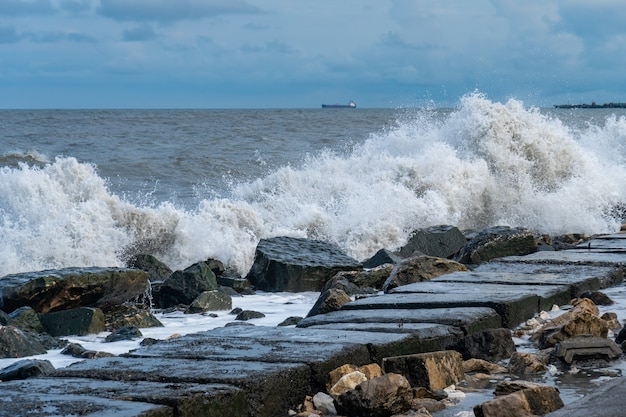 Grandes ondas de tempestade no mar Negro, Poti, Geórgia. Panorama