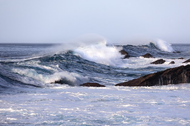 Grandes ondas durante uma tempestade no mar na costa basca.