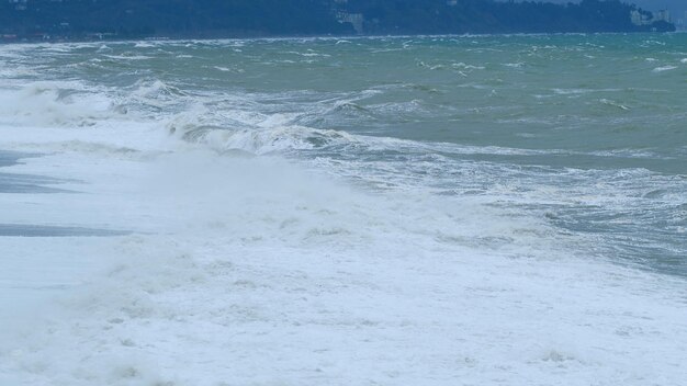 Grandes ondas na praia mar tempestade ondas salpicando costa adjara georgia estática