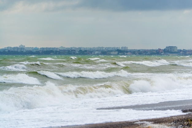 Grandes ondas no Mar Negro. Uma tempestade na costa de Yevpatoria .Crimea.