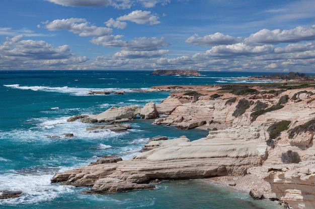 Grandes ondas quebram na costa rochosa no mar mediterrâneo Chipre