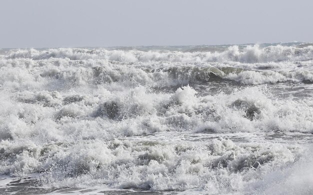 Grandes ondas quebrando na costa com forma branca