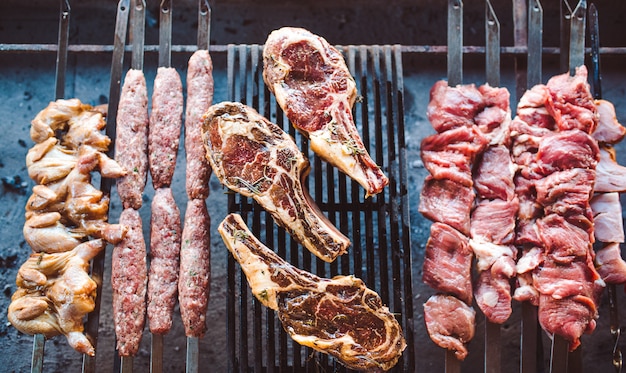 Grandes pedaços de carne em conserva em uma grade em um restaurante. Carnes grelhadas mistas.