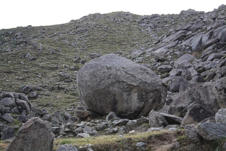 Foto grandes pedras grandes pedras ou rochas em áreas montanhosas