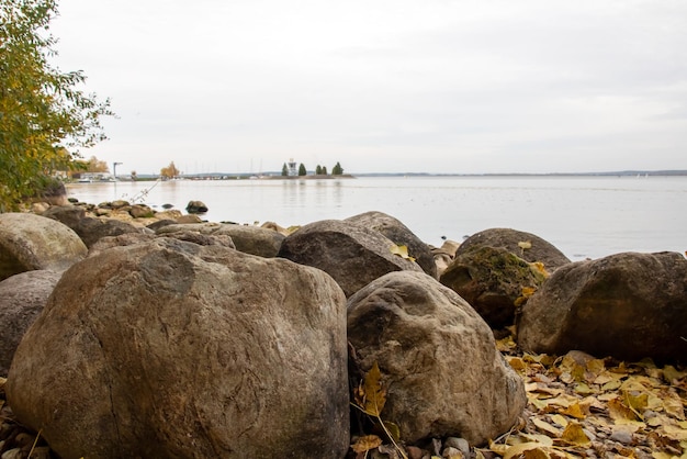 Grandes pedras na margem do lago no outono