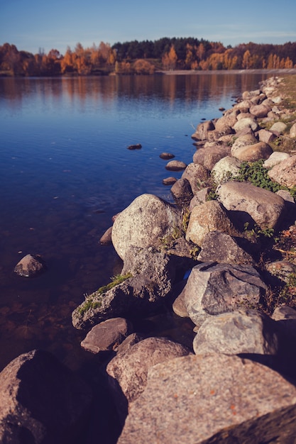 Foto grandes pedras no lago