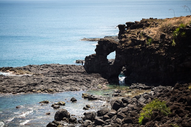 Grandes pedras pretas na costa do Oceano Índico Maurício