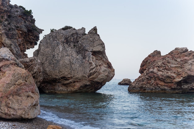 Grandes pedregulhos perto da falésia à beira-mar