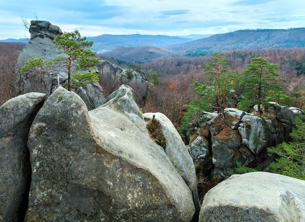 Grandes piedras altas en el bosque de otoño Skeli Dovbusha, región de Ivano Frankivsk