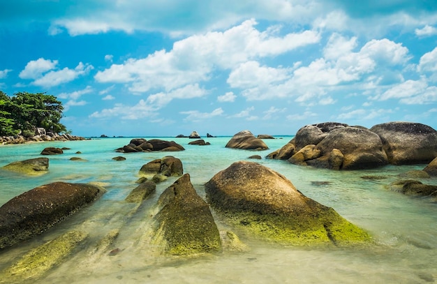 Grandes piedras en la hermosa playa con agua turquesa en Tailandia