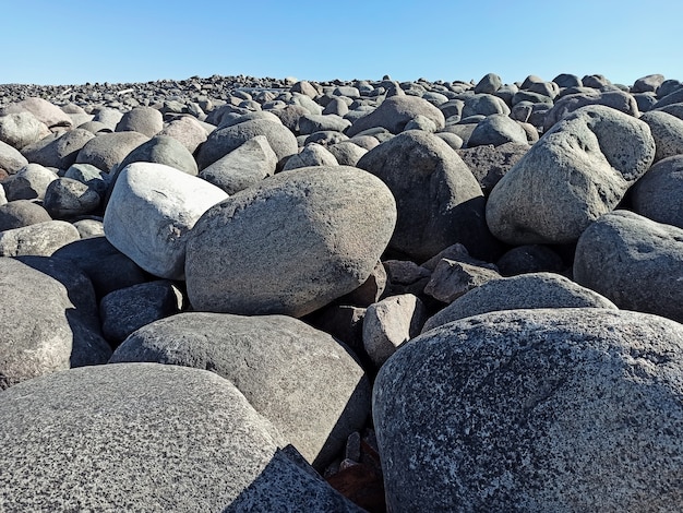 Grandes piedras redondas a la orilla del mar. Playa rocosa.