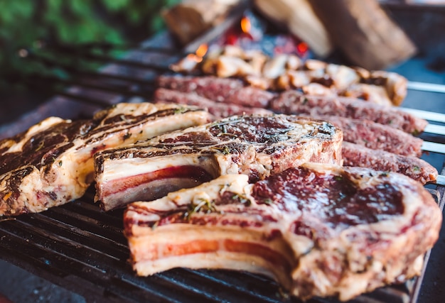 Grandes piezas de carne en escabeche en una cuadrícula en un restaurante. Carnes mixtas a la parrilla.