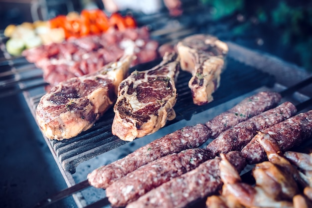 Grandes piezas de carne en escabeche en una parrilla en un restaurante, carnes mixtas a la parrilla.