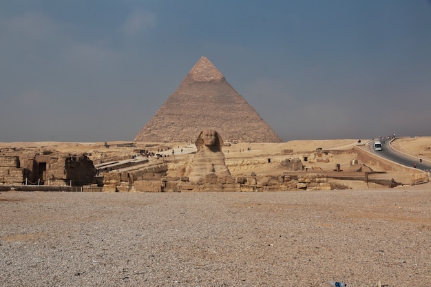 Grandes pirámides del antiguo Egipto en Giza, el Cairo