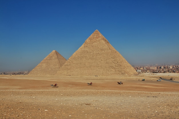 Grandes pirámides del antiguo Egipto en Giza, el Cairo