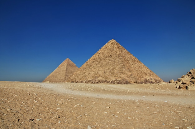 Grandes pirâmides do Egito antigo em Gizé, Cairo