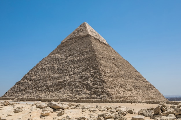 Las grandes pirámides de Giza, cerca de las ruinas de un templo en Giza, Egipto