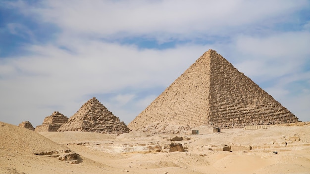 Las grandes pirámides en el valle y la esfinge de Giza, El Cairo, Egipto