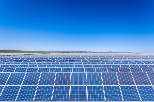 Grandes plantas de energía solar con cielo azul nuevo fondo de energía