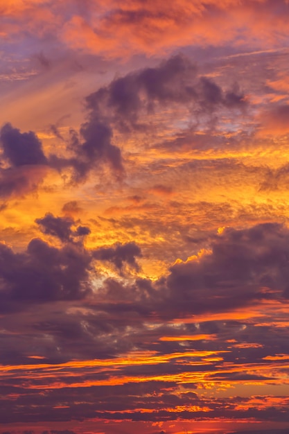 Foto grandes y poderosas nubes al atardecer en verano